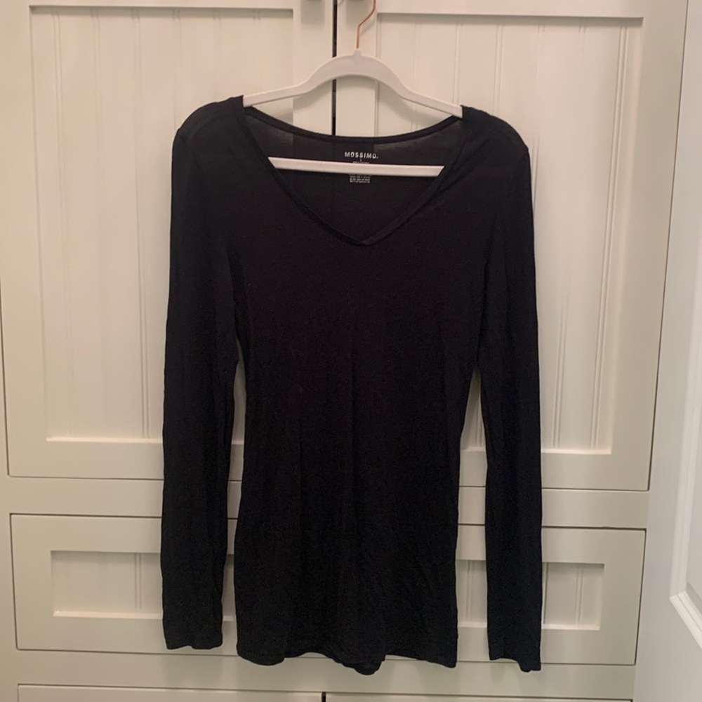 Long sleeve V-neck Mossimo tee in black